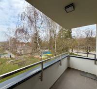 Balkon mit Blick ins Grüne in einer Einzimmerwohnung in der Soblahovská-Straße in Trenčín.