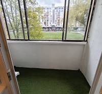 Eine verglaste Loggia mit Grün in einer 4-Zimmer-Wohnung mit Blick auf die Wolkrova-Straße in Petržalka.