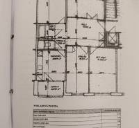 Grundriss einer 4-Zimmer-Wohnung mit Raumaufteilung und Tabelle der Bodenfläche.