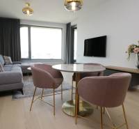 Wohnzimmer in einer 2-Zimmer-Wohnung mit Holzboden und stilvollen Möbeln.