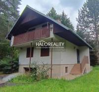 Eine Hütte in Borský Svätý Jur, umgeben von Grün und Wald, mit Balkon und Garten.