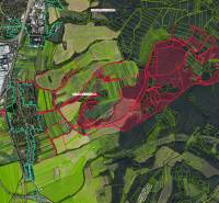 Katasterkarte der landwirtschaftlichen und forstwirtschaftlichen Flächen in Dolné Kočkovce mit hervorgehobenen Grenzen.