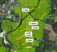 Luftkarte von landwirtschaftlichen und forstwirtschaftlichen Grundstücken bei Ludrová mit eingezeichneten Parzellen.