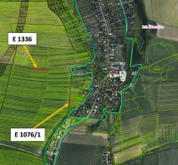 Luftaufnahme von landwirtschaftlichen und forstwirtschaftlichen Flächen in Ludrová mit markierten Parzellen.