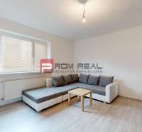 Wohnzimmer in einem Einfamilienhaus mit Sofa und Holzboden.