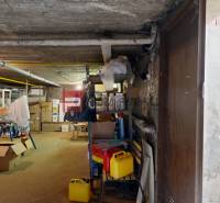 Unterirdischer Raum mit Regalen, Kanistern und verschiedenen Lagereinrichtungen in einem Einfamilienhaus.