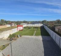 Der Garten des Einfamilienhauses in der Chorvátska-Straße in Slovenský Grob, umgeben von einer Mauer.