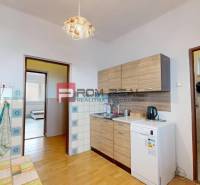 Küche in einem Einfamilienhaus mit Holzboden und Küchenzeile.