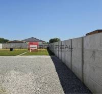 Schotterweg und Rasen bei einem Einfamilienhaus in der Chorvátska-Straße in Slovenský Grob.