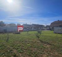 Garten beim Einfamilienhaus in der Chorvátska-Straße in Slovenský Grob mit Zaun und Rasen.