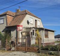 Ein Einfamilienhaus in der Chorvátska-Straße in Slovenský Grob mit traditioneller Dacheindeckung, Satellit.