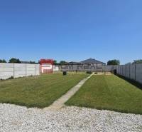 Garten mit Rasen und Kiesfläche bei einem Einfamilienhaus in der Chorvátska-Straße in Slovenský Grob.
