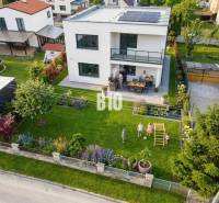 Ein Einfamilienhaus in Martin mit einem gepflegten Garten, einem Pavillon und Solarpaneelen auf dem Dach.
