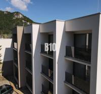 Wohnkomplex in der M. R. Štefánik-Straße in Rajecké Teplice, umgeben von Natur.