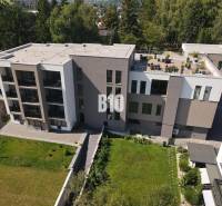 Wohnkomplex in der M. R. Štefánik-Straße in Rajecké Teplice, umgeben von Grünflächen.