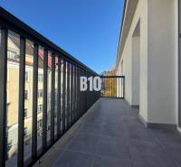 Balkon mit Blick auf die Gebäude in Žilina, geeignet für eine 2-Zimmer-Wohnung.