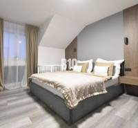 Helles Schlafzimmer mit bequemem Bett in einer 4-Zimmer-Wohnung, Boden mit Holzdekor.