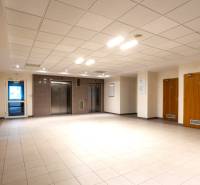 AB_Jarabinková_chodba_pred_výťahmi