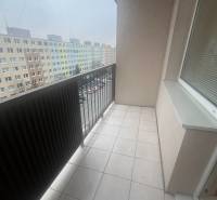 Balkon in einem Einzimmerapartment in der Postupimska-Straße, Košice - Stadtteil Dargovských hrdinov.