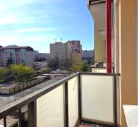 Balkon einer 3-Zimmer-Wohnung, Blick auf ČSA, Košice - Stadtteil Staré Mesto.