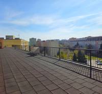 Blick auf die weitläufige Terrasse in Košice, Stadtteil Staré Mesto in der Straße ČSA.