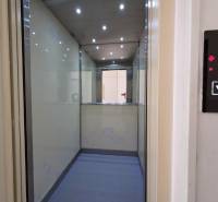 Der Innenraum des Aufzugs mit Leuchten und Spiegel zeigt die 4. Etage in einer 3-Zimmer-Wohnung.