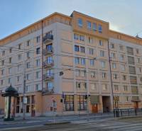 ČSA-Straße in Košice - Stadtteil Staré Mesto mit Wohnhaus und Straßenbahnstrecke.