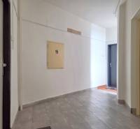 Der Flur in der 3-Zimmer-Wohnung mit hellen Wänden und grauen Fliesen.