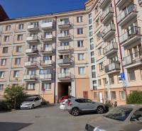 Fünfstöckiges Wohnhaus in der Straße ČSA, Košice - Stadtteil Staré Mesto mit Parkplatz.