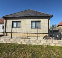 Ein Einfamilienhaus in Zlaté Moravce mit einem Walmdach und einer schlichten Fassade.