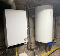 Kessel mit Boiler im Heizraum eines Einfamilienhauses, einschließlich Leitungen und Rohre.