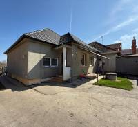 Einfamilienhaus in Zlaté Moravce mit unvollendeter Fassade, Eingangsbereich, Hof mit grünem Rasen.