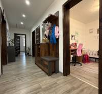 Flur in einem Einfamilienhaus mit Holzboden, Arbeitsecke und Garderobenwand.