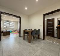 Innenraum eines Einfamilienhauses mit Esstisch, Kinderzimmer und dekorativem Boden.