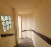 Treppe im Inneren eines Einfamilienhauses mit Glaswand und Geländer.