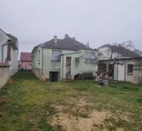Ein Einfamilienhaus in Malé Leváre mit Garten und Schrägdach.