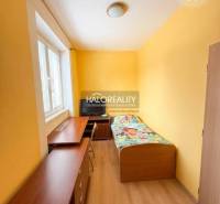 Badezimmer in einer 3-Zimmer-Wohnung mit Eckbadewanne und weißen Fliesen.