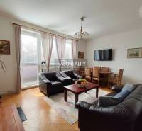 Wohnzimmer mit Ledersofas und Fernseher, mit Holzboden.