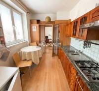 Küche in einer 3-Zimmer-Wohnung mit Holzboden und Esstisch.