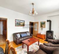 Schlafzimmer in einer 3-Zimmer-Wohnung mit Holzboden und Doppelbett.