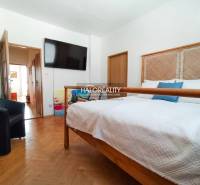 Badezimmer in einer 3-Zimmer-Wohnung mit Waschmaschine und Badewanne hinter einem Vorhang.