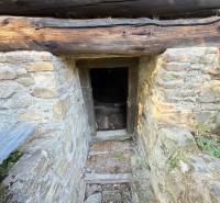 Steinerner Eingang zum Keller unter der Hütte in Horná Mariková.