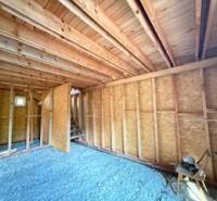 Hütte mit Holzdach und Kiesboden in Horná Mariková.