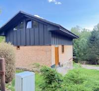 Eine Hütte in der ländlichen Gegend von Horná Mariková, umgeben von Grün und Bäumen.