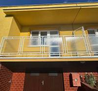 Einfamilienhaus in Nové Zámky in der Straße Nové Zámky mit Balkon und Ziegelverkleidung.