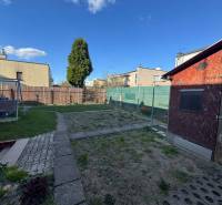 Garten mit Rasen und Holzhäuschen bei einem Einfamilienhaus in Nové Zámky, Straße Nové Zámky.