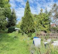 Garten bei einem Einfamilienhaus in der Straße Krivosúd - Bodovka in Krivosúd-Bodovka mit viel Grün.
