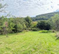 Der Garten des Einfamilienhauses in Krivosúd-Bodovka in der Straße Krivosúd - Bodovka, umgeben von Grün.