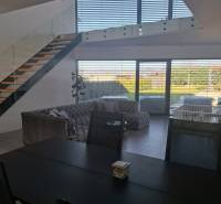 Esstisch und Treppe in einem Einfamilienhaus mit Blick in den Garten.