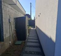 Ein schmaler Seitenweg mit Kies im Einfamilienhaus in Zvončín.